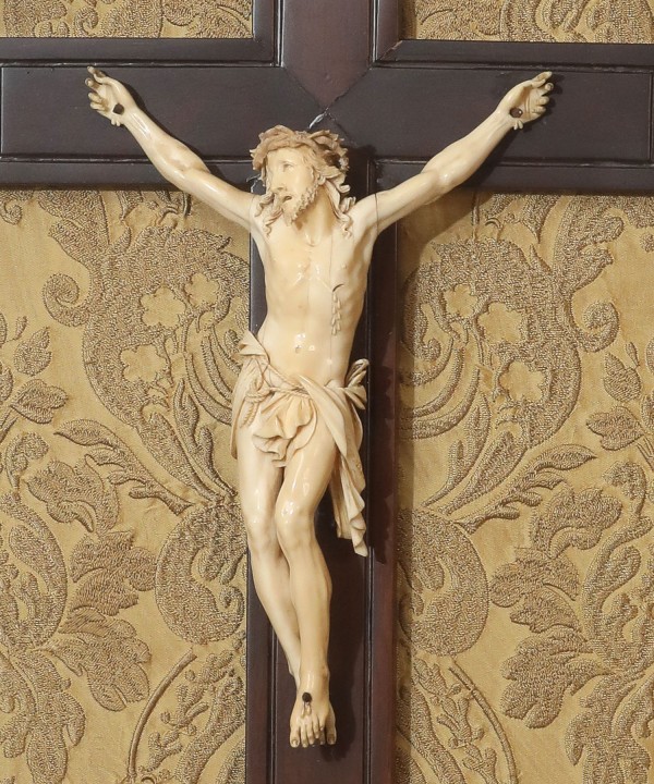 The Cross And The Christ In Ivory  Oval